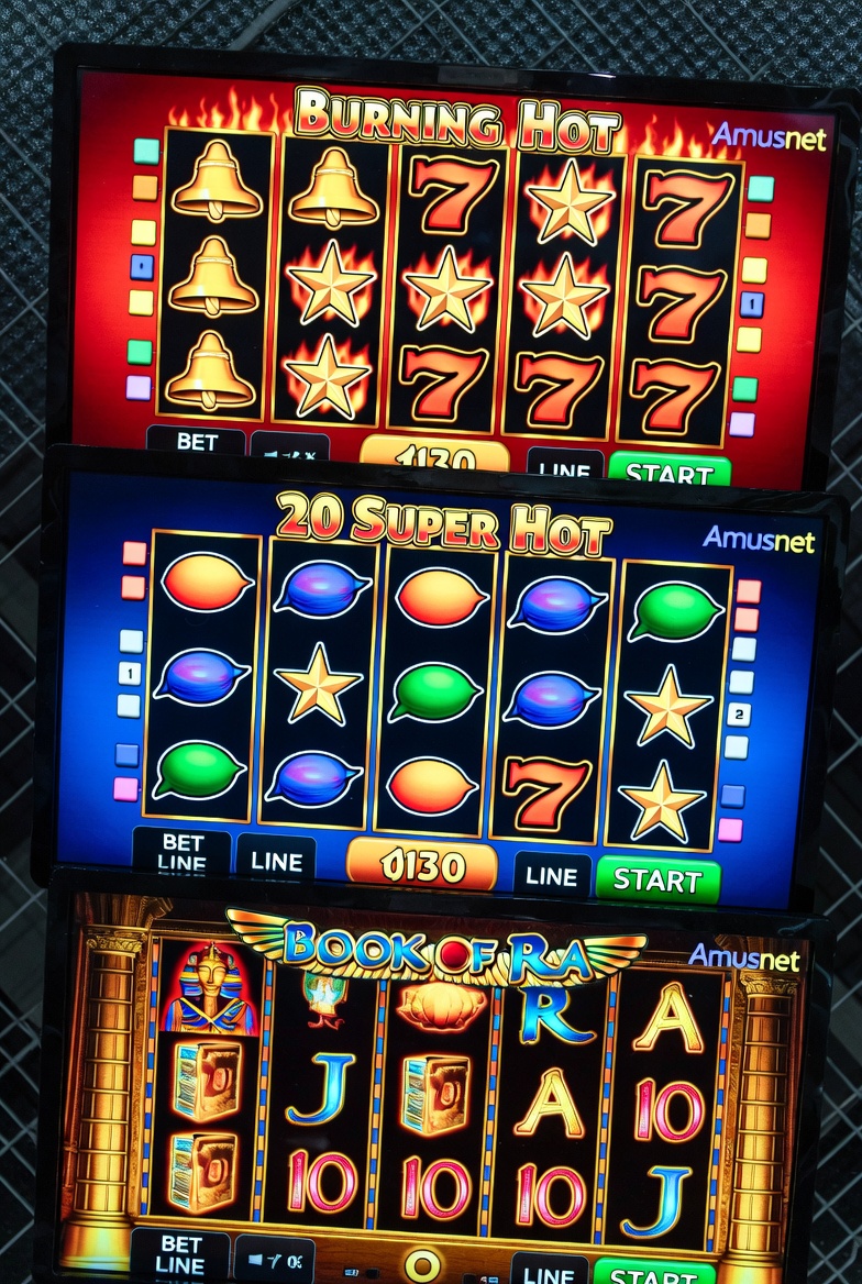 Скриншоты популярных слотов Amusnet: Burning Hot, 20 Super Hot, Book of Ra